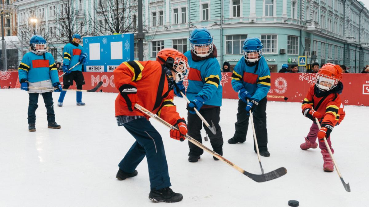 Почти 140 тысяч москвичей регулярно играют в хоккей