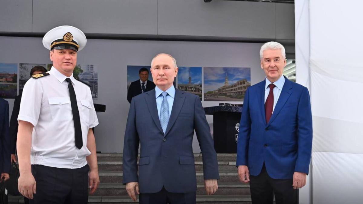 Путин и Собянин дали старт первому в мире электрическому речному транспорту
