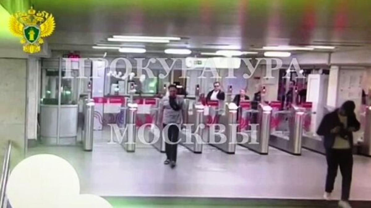 В Москве ранее судимый мужчина разбил створку турникета на станции метро