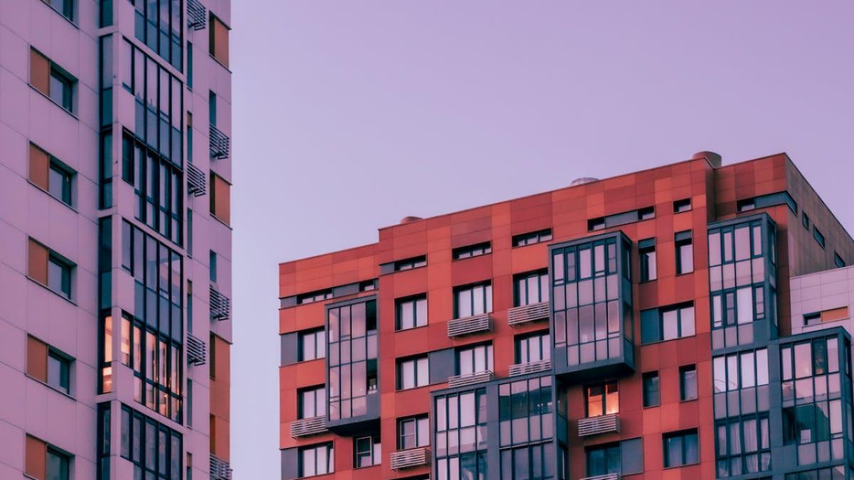 Почти 50 новостроек по реновации подключили к электросетям