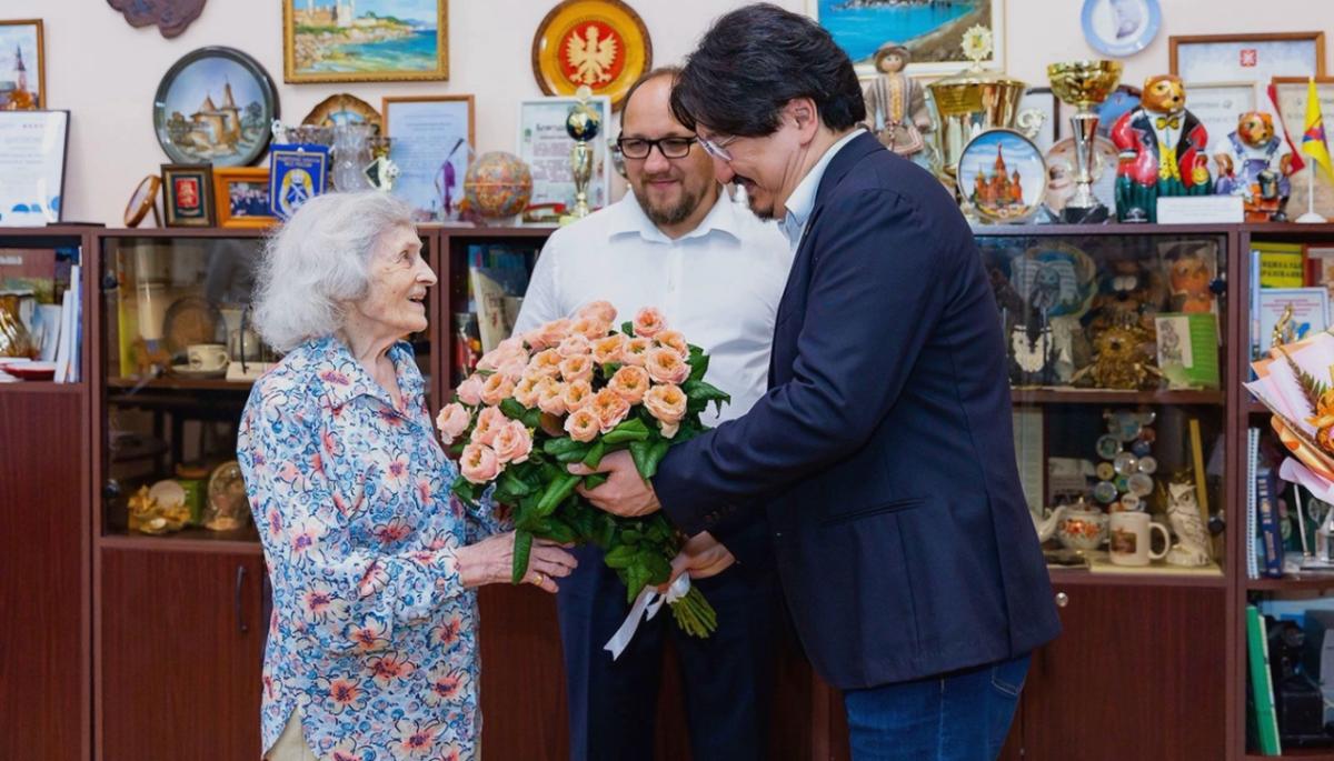 Сергей Собянин поздравил учителя московской школы с 90-летием