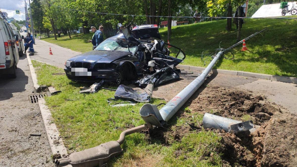 В Москве на Айвазовского 19-летний водитель BMW протаранил столб и погиб